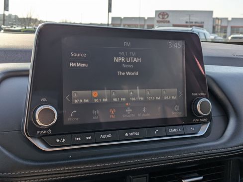 Used 2023 Nissan Rogue SV w/ SV Premium B Package image 23