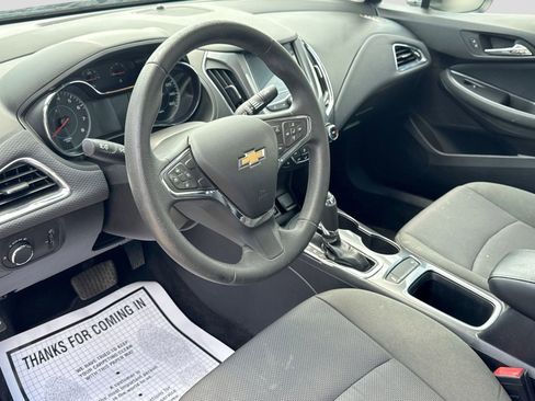 Used 2018 Chevrolet Cruze LT w/ Convenience Package FWD image 2