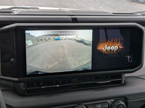 Used 2025 Jeep Wrangler Unlimited Sahara AWD/4WD image 16