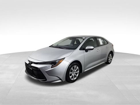 Used 2024 Toyota Corolla LE image 2