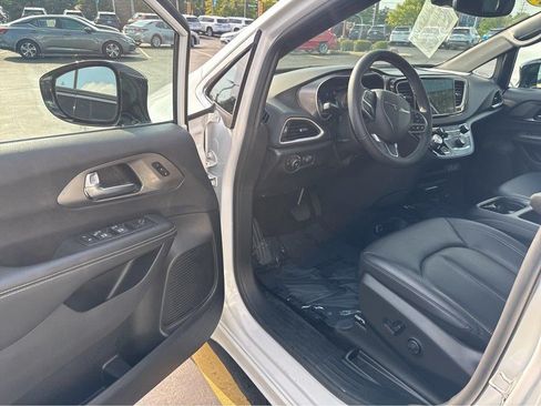 Used 2025 Chrysler Pacifica Select FWD image 17