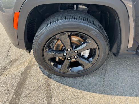 Used 2022 Jeep Grand Cherokee L Laredo image 9