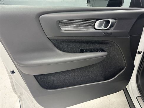 Used 2022 Volvo XC40 T5 R-Design w/ Climate Package image 19