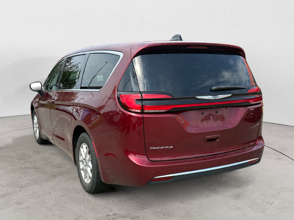 Used 2023 Chrysler Pacifica Touring-L FWD image 5