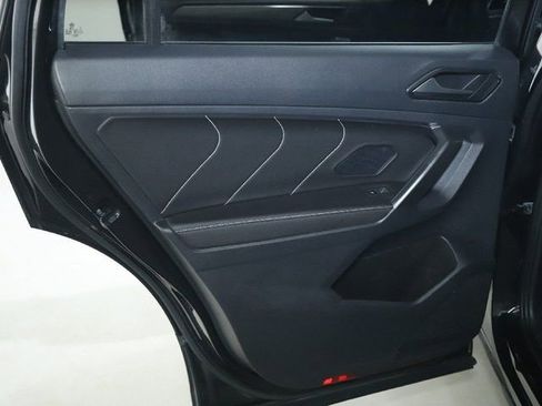 Used 2022 Volkswagen Tiguan SE w/ Panoramic Sunroof Package image 13