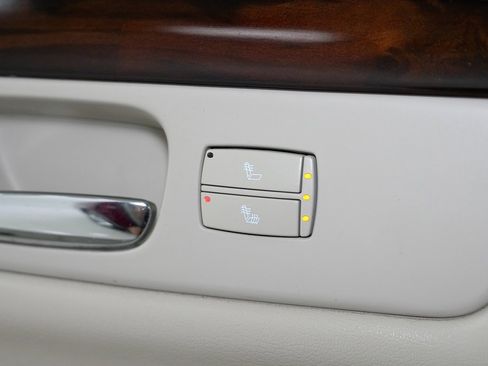 Used 2010 Cadillac DTS Luxury image 22