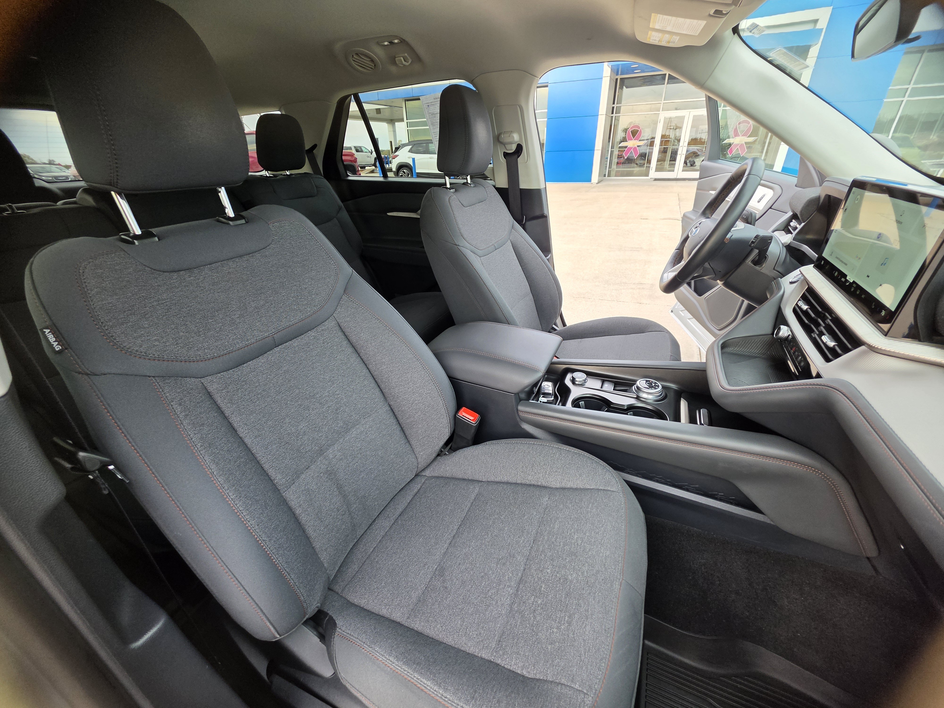 Used 2025 Ford Explorer Active AWD/4WD image 27