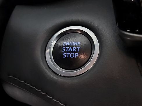 Used 2021 Toyota Highlander XLE FWD image 25