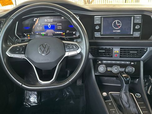 Used 2024 Volkswagen Jetta SE image 16
