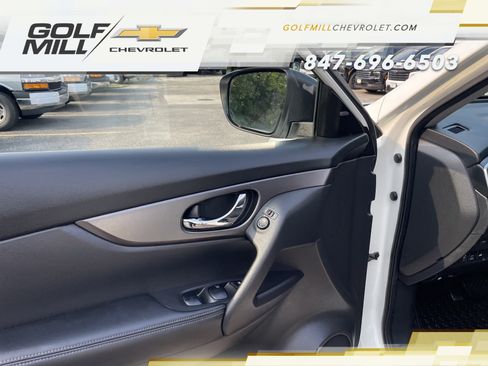 Used 2015 Nissan Rogue SV w/ SV Premium Package AWD/4WD image 12