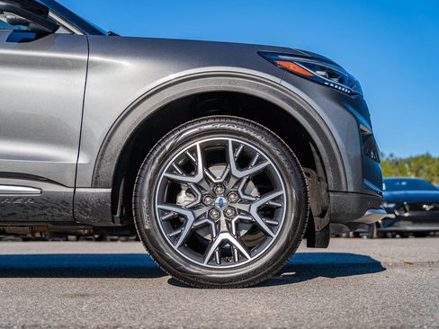 Certified 2025 Ford Explorer Platinum w/ Ultimate Package image 9