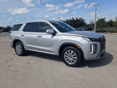 Used 2024 Hyundai Palisade SEL FWD image 2