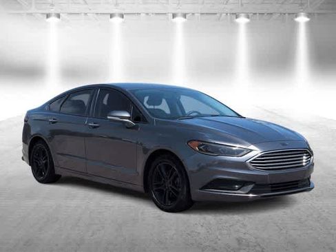 Used 2018 Ford Fusion SE w/ Fusion SE Technology Package FWD image 2