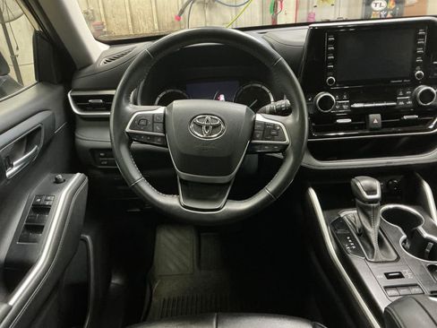 Used 2022 Toyota Highlander XLE AWD/4WD image 16
