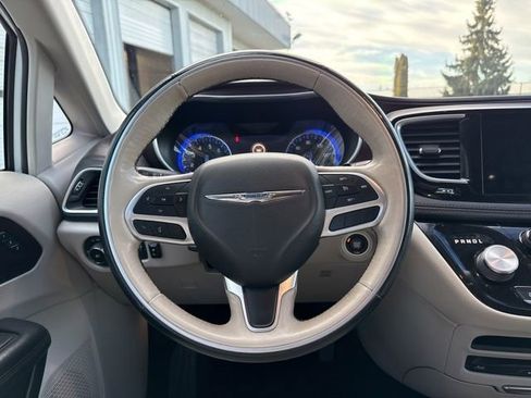 Used 2018 Chrysler Pacifica Limited image 22