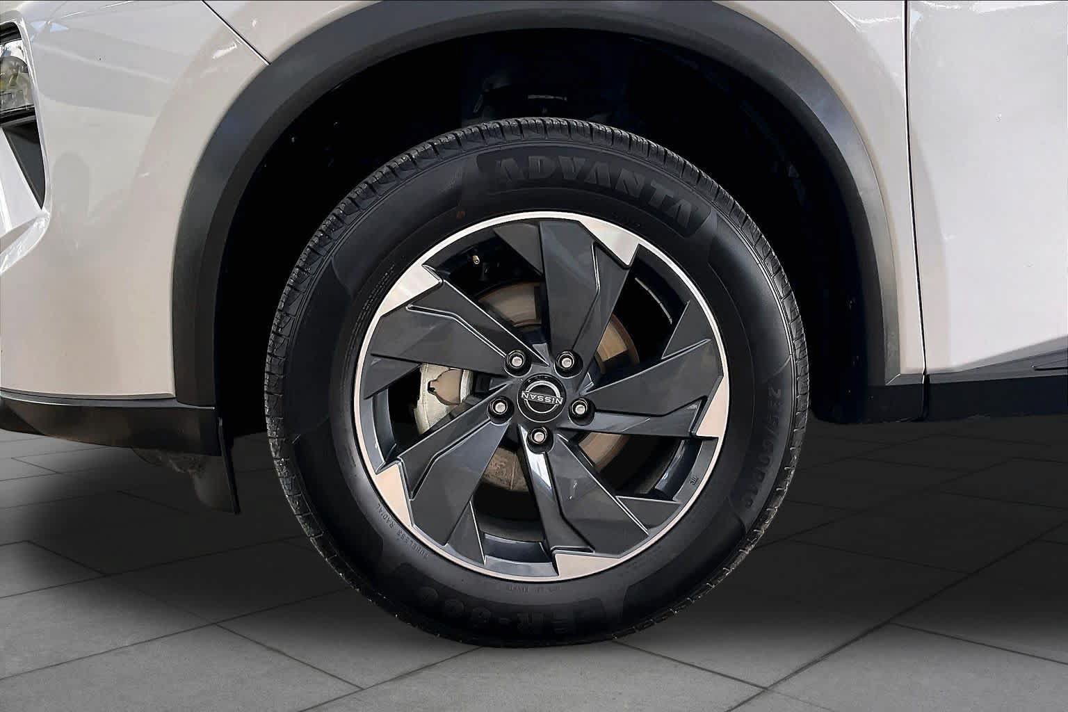 Used 2025 Nissan Rogue SV FWD image 21
