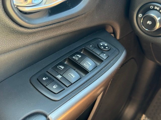 Used 2019 Jeep Cherokee Limited AWD/4WD image 34