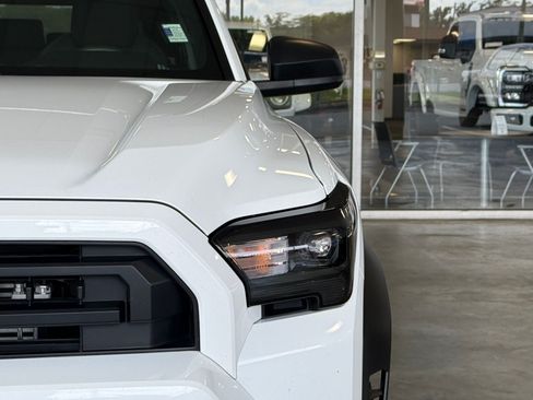 Used 2025 Toyota 4Runner SR5 AWD/4WD image 12