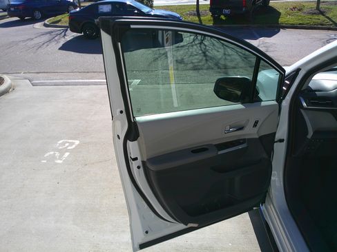 Used 2022 Toyota Sienna Limited image 17