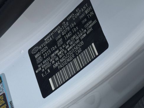 Used 2025 Hyundai Elantra Limited image 31