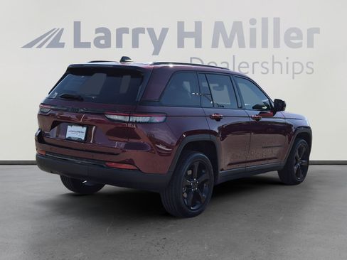 Used 2023 Jeep Grand Cherokee Altitude AWD/4WD image 5