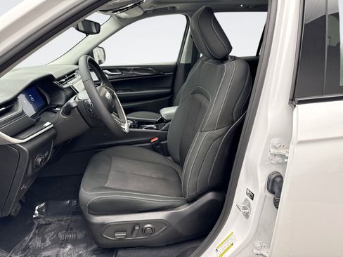 Used 2023 Jeep Grand Cherokee Laredo w/ Luxury Tech Group I image 11