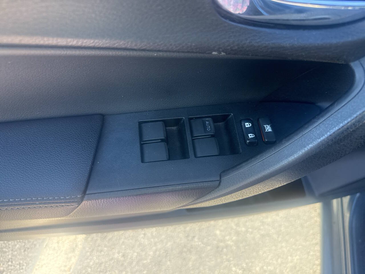 Used 2017 Toyota Corolla SE w/ Carpet Mat Package (TMS) FWD image 16