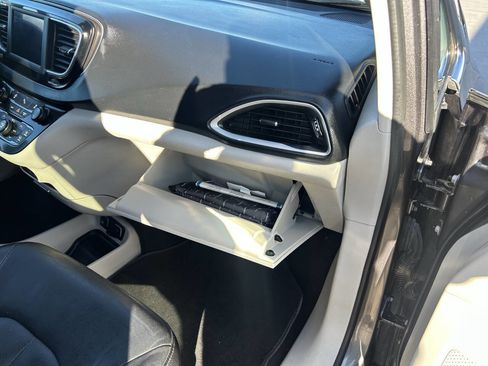 Used 2020 Chrysler Pacifica Touring-L image 32