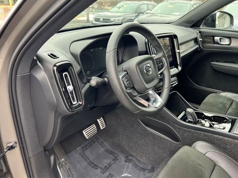 Used 2022 Volvo XC40 T5 R-Design w/ Advanced Package image 11