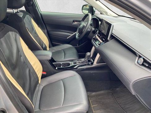 Used 2024 Toyota Corolla Cross XLE w/ Convenience Package FWD image 27