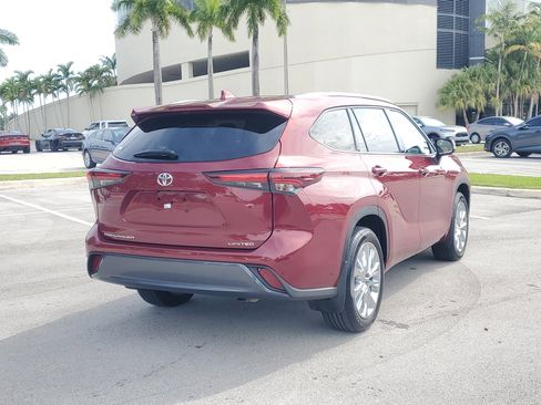 Certified 2025 Toyota Highlander Limited FWD image 3