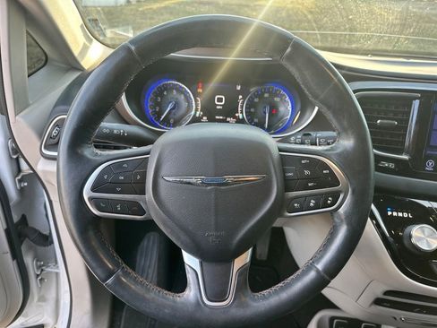 Used 2017 Chrysler Pacifica Touring-L Plus image 12