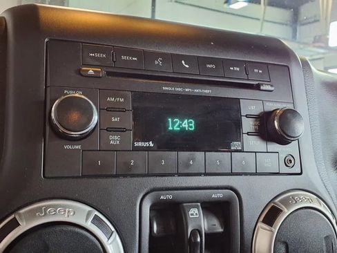 Used 2017 Jeep Wrangler Unlimited Sahara w/ Connectivity Group image 19