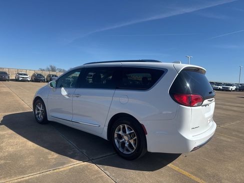 Used 2018 Chrysler Pacifica Limited image 10