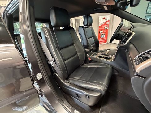 Used 2017 Jeep Grand Cherokee Limited AWD/4WD image 4