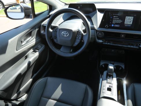 Certified 2025 Toyota Prius XLE FWD image 10