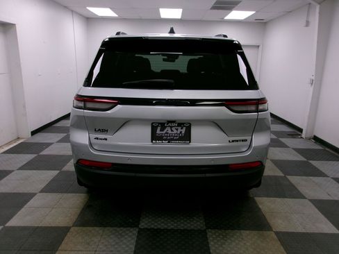 Used 2025 Jeep Grand Cherokee Limited w/ Black Appearance Package AWD/4WD image 13