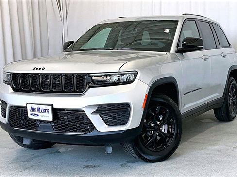 Used 2025 Jeep Grand Cherokee Altitude image 12