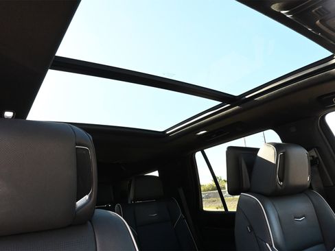 Used 2024 Cadillac Escalade Premium Luxury image 27