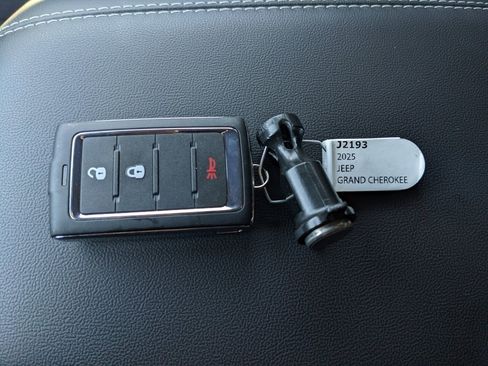 New 2025 Jeep Grand Cherokee Laredo image 29