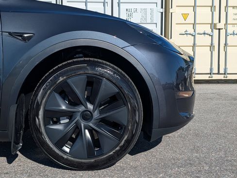 Used 2024 Tesla Model Y Long Range image 11