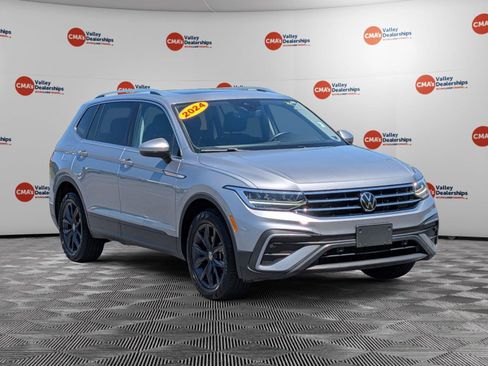 Used 2024 Volkswagen Tiguan SE w/ Panoramic Sunroof Package AWD/4WD image 3