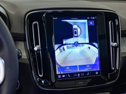 Certified 2025 Volvo XC40 B5 Plus image 27