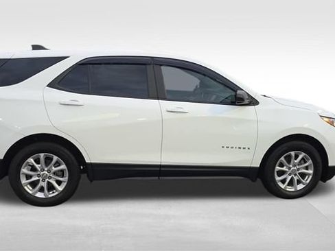 Used 2021 Chevrolet Equinox LS w/ LS Convenience Package FWD image 4