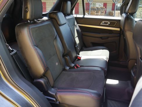 Used 2018 Ford Explorer XLT w/ Equipment Group 202A AWD/4WD image 26