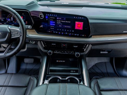 Used 2026 Chevrolet Suburban High Country AWD/4WD image 24