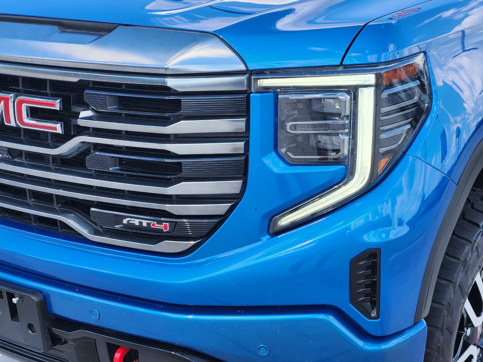 Used 2022 GMC Sierra 1500 AT4 w/ AT4 Premium Package AWD/4WD image 9
