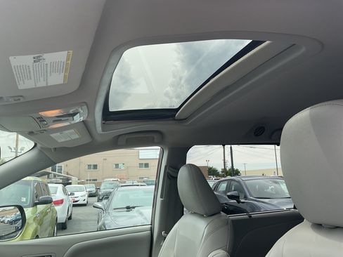 Used 2018 Toyota Sienna XLE w/ XLE Navigation Package FWD image 20