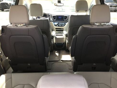 Used 2017 Chrysler Pacifica Touring-L FWD image 51