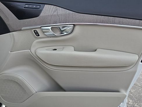Used 2025 Volvo XC90 B6 Ultra w/ Protection Package Premier image 40